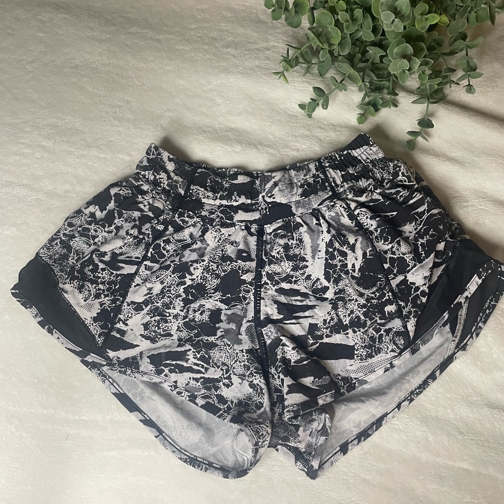 B&W HOTTY HOT LULU SHORTS